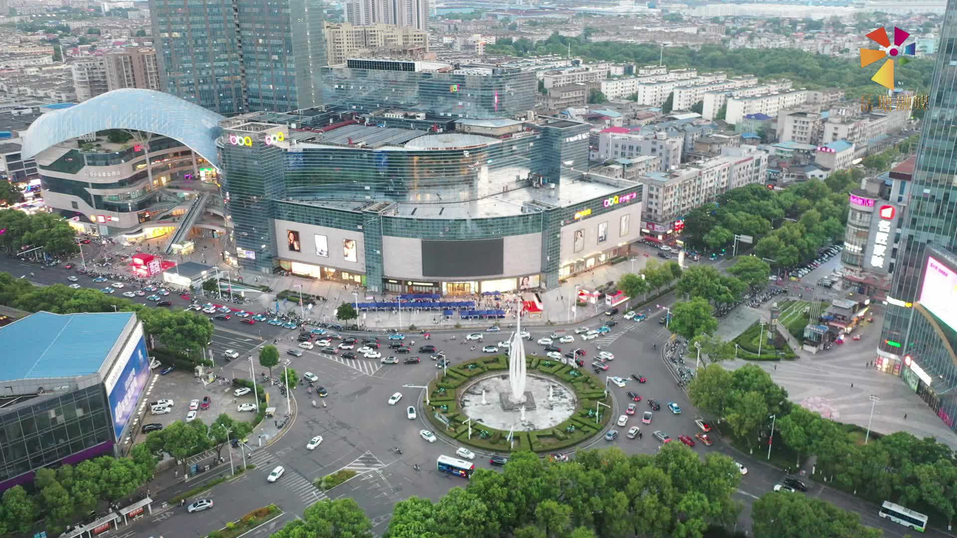 “岳塘乐帮”新时代文明实践志愿服务夜市(建设路街道专场)暨建设路街道“扬帆筑梦 就创君子莲”AI智能招聘会举行