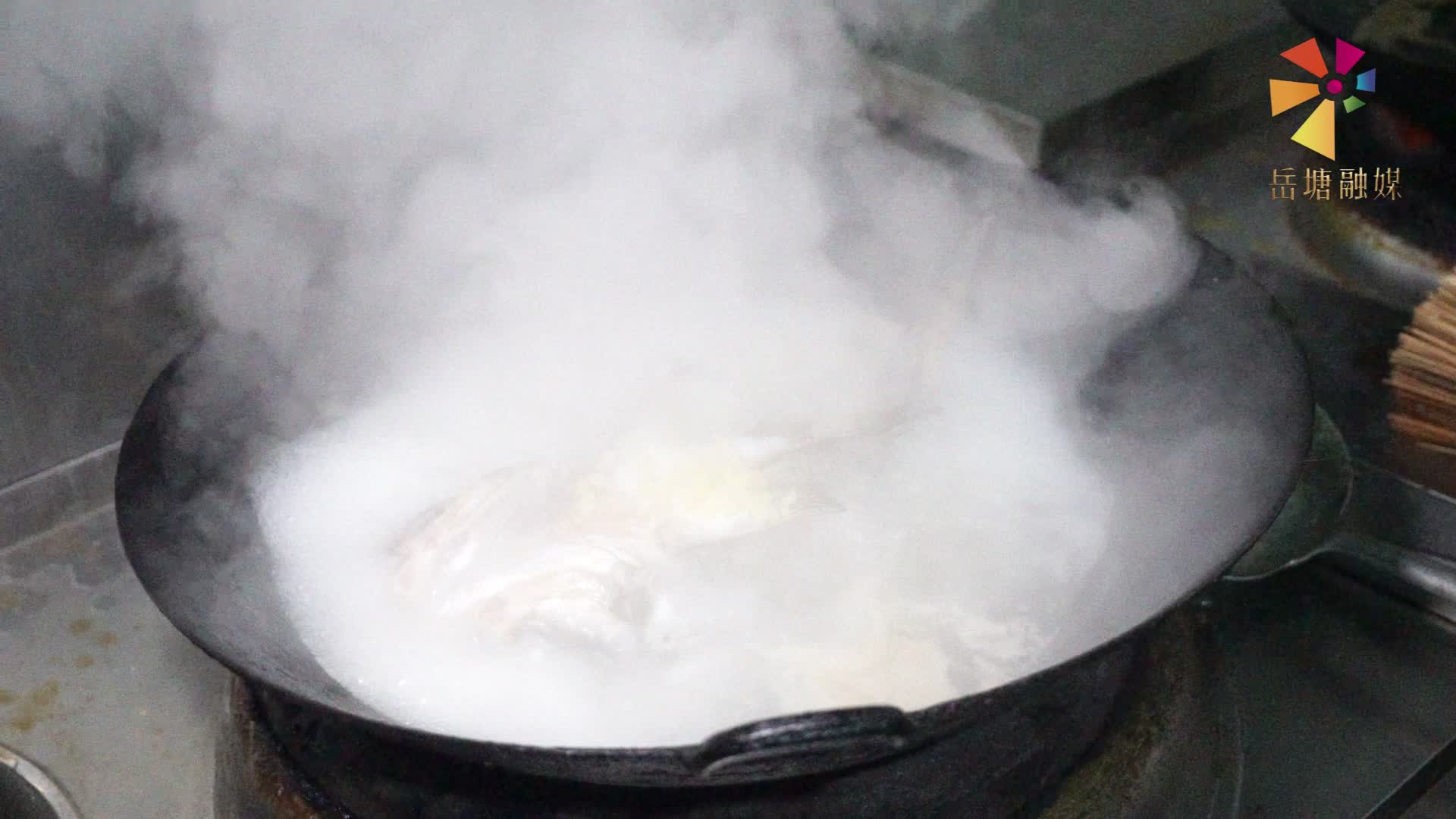 吃在湘潭 有味岳塘丨湘春樓：守味四十年 這鍋活魚“透鮮滴”！