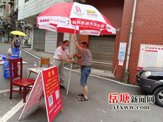 岳塘嶺社區(qū)有支“同心衛(wèi)士”巡邏隊 疫情防控很到位