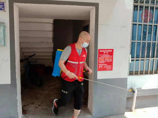 建設(shè)路社區(qū)：“70后”防疫消毒員
