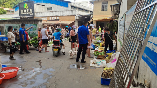 建設(shè)路街道全力確保防疫期間農(nóng)貿(mào)市場(chǎng)周邊市容環(huán)境秩序通暢