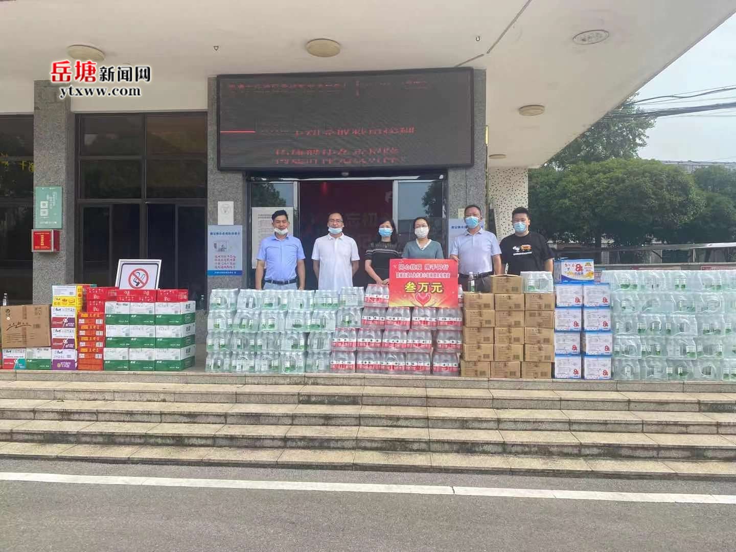 霞城街道：“疫”中暖情 人大代表捐贈防疫物資