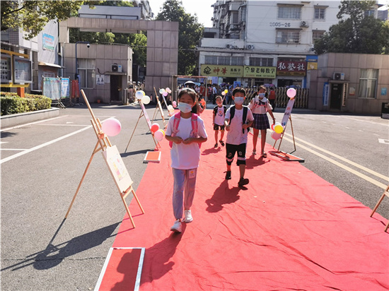 開(kāi)學(xué)首日走紅毯！湘機(jī)小學(xué)教育集團(tuán)開(kāi)學(xué)迎新儀式感滿(mǎn)滿(mǎn)