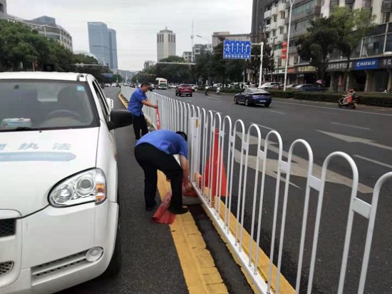 書(shū)院路街道：清理破損橫幅 美化市容環(huán)境