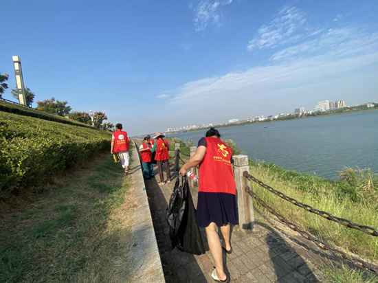 建設(shè)路街道開展“世界清潔日”河道保潔活動(dòng)