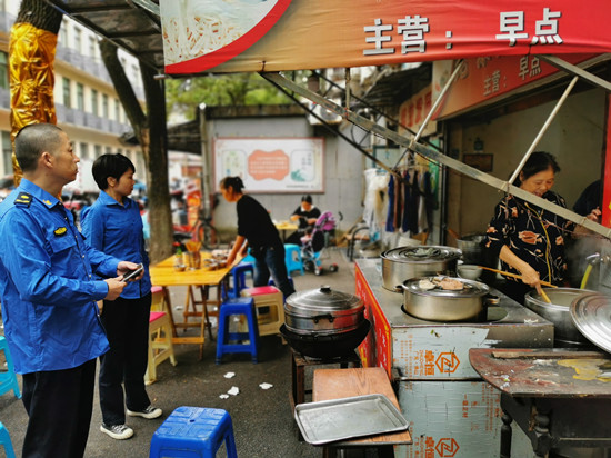 東坪街道積極開展節(jié)后市容環(huán)境整治行動