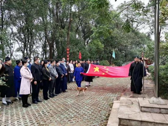 岳塘区天师宫举行升国旗仪式暨祈福法会