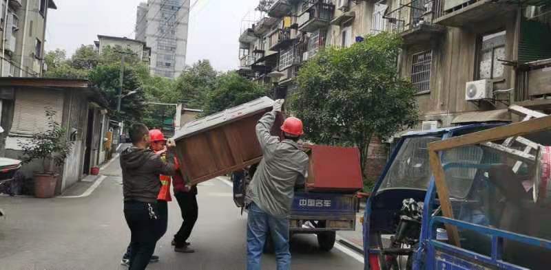 飛機(jī)坪社區(qū)：清理樓道雜物 美化居住環(huán)境