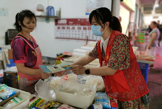 湖湘社區(qū)開展禁毒宣傳進(jìn)農(nóng)貿(mào)市場