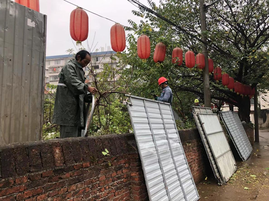 我為群眾辦實(shí)事 向陽社區(qū)為拆遷場(chǎng)地增設(shè)圍擋