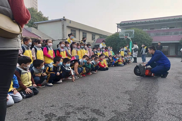 歡樂谷親子幼兒園師生走進(jìn)“紅門”學(xué)習(xí)消防知識(shí)