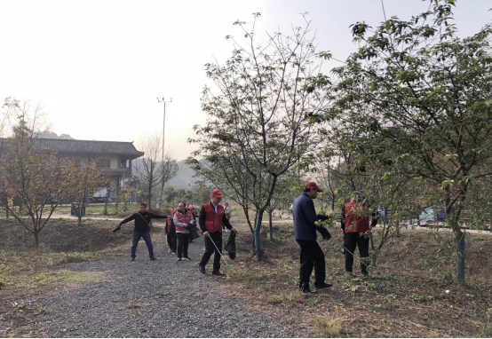 湘潭市信訪局機關(guān)干部職工走進昭山鎮(zhèn)七星村開展“中國夢 勞動美”主題工會活動