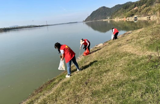 窯洲社區(qū)新時代文明實踐站開展沿河垃圾清掃志愿服務活動