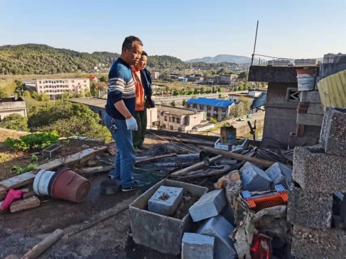 雙建社區(qū)集中清理居民樓頂雜物