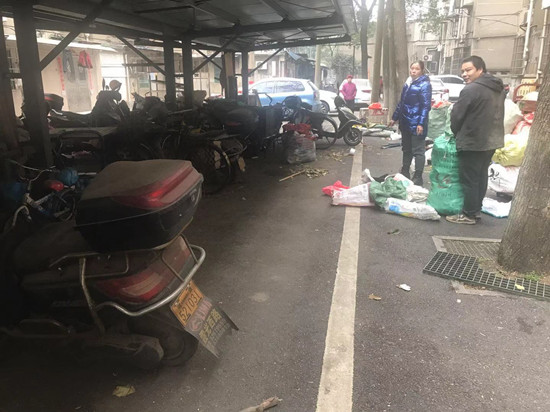 我為群眾辦實(shí)事 泗神廟社區(qū)清理車棚雜物