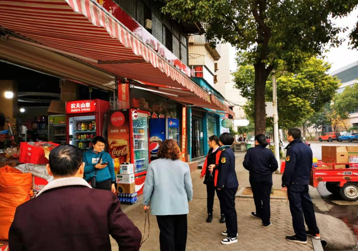 東坪街道開展占道經(jīng)營整治行動