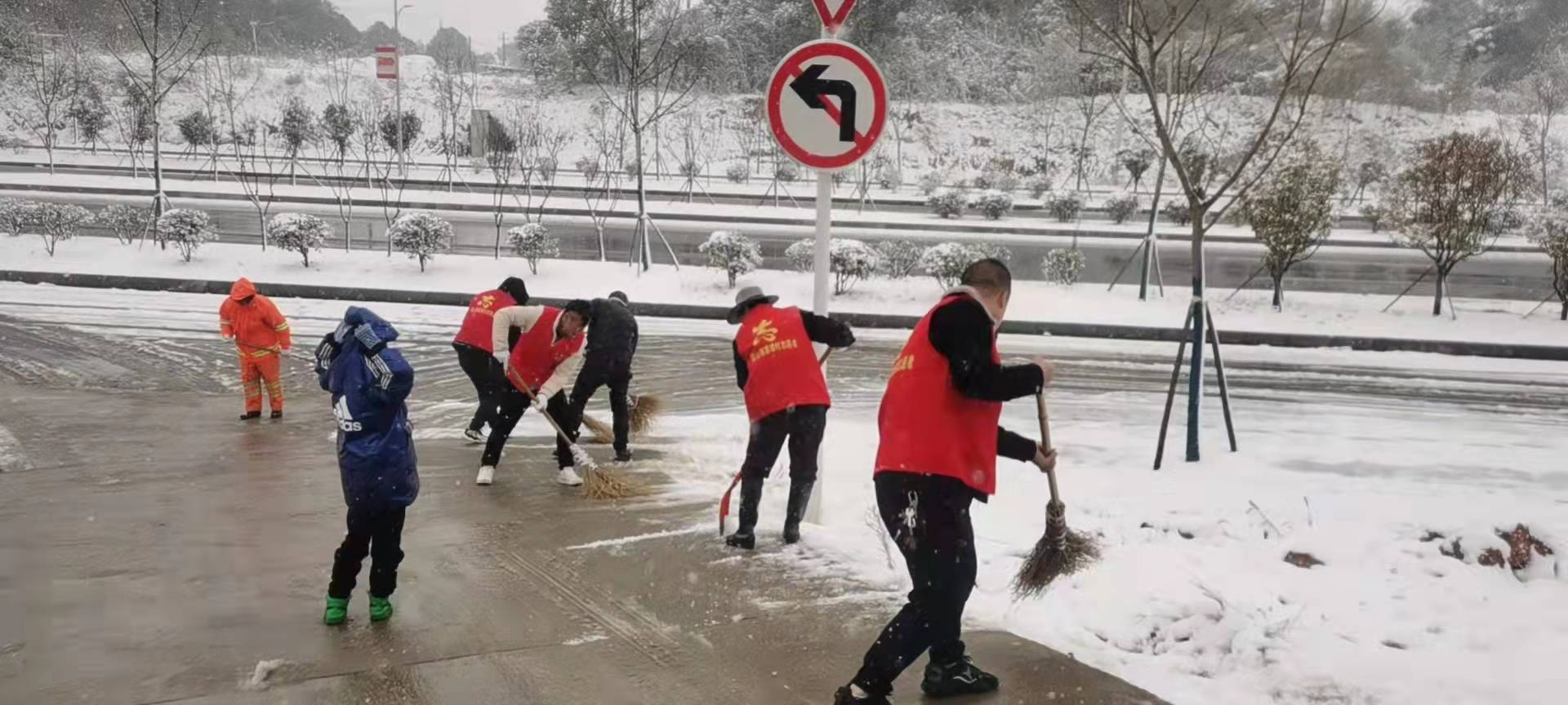 【迎戰(zhàn)冰雪 愛在寒冬 岳塘在行動(dòng)】蒿塘村組織志愿者開展義務(wù)鏟雪除冰活動(dòng)