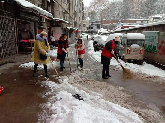 【迎戰(zhàn)冰雪 愛(ài)在寒冬 岳塘在行動(dòng)】建設(shè)路社區(qū)吹響鏟雪除冰“集結(jié)號(hào)”