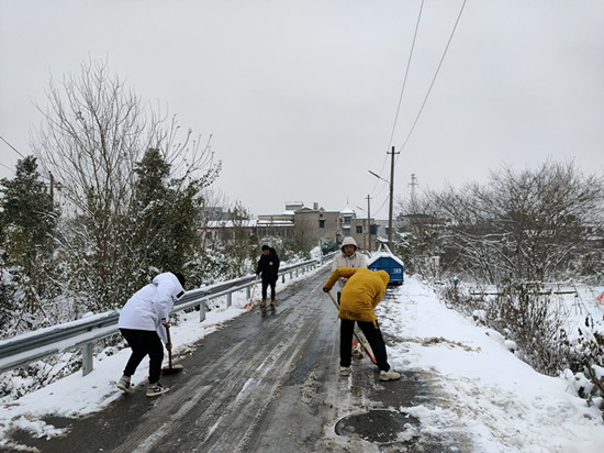 【迎戰(zhàn)冰雪 愛在寒冬 岳塘在行動】黨建領(lǐng)航 順江村黨員“五個到戶”戰(zhàn)冰雪