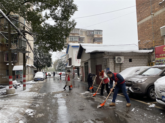 【迎戰(zhàn)冰雪 愛在寒冬 岳塘在行動】瓦窯塘社區(qū)：鏟冰保暢通 雪后情更暖