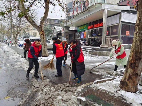 【迎戰(zhàn)冰雪 愛在寒冬 岳塘在行動】黨建領航 菊花塘社區(qū)積極開展鏟雪除冰志愿行動