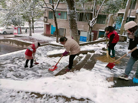 【迎戰(zhàn)冰雪 愛在寒冬 岳塘在行動】岳塘街道鏟雪除冰在行動 志愿服務暖人心