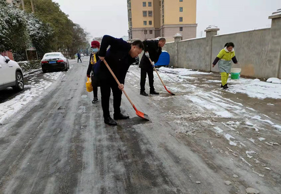 【迎戰(zhàn)冰雪 愛在寒冬 岳塘在行動】建設(shè)路街道：破冰除雪 鋪就便民平安路