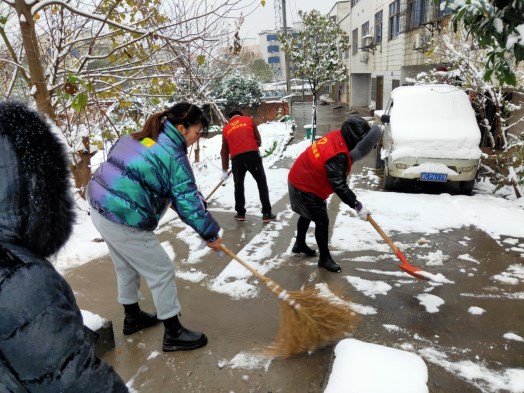 【迎戰(zhàn)冰雪 愛在寒冬 岳塘在行動(dòng)】路口社區(qū)新時(shí)代文明實(shí)踐站開展“清掃積雪”志愿服務(wù)活動(dòng)