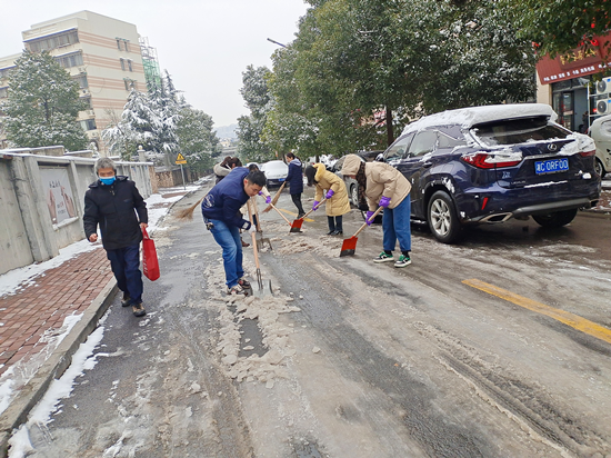 【迎戰(zhàn)冰雪 愛在寒冬 岳塘在行動(dòng)】湖湘社區(qū)全體總動(dòng)員 破冰除雪保平安