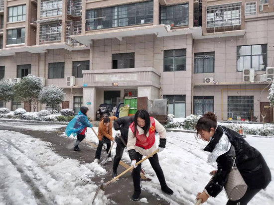 【迎戰(zhàn)冰雪 愛在寒冬 岳塘在行動(dòng)】安樂(lè)社區(qū)黨員志愿者義務(wù)鏟雪 方便居民出行