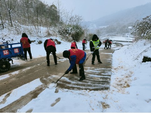 【迎戰(zhàn)冰雪 愛在寒冬 岳塘在行動】掃雪保暢通 服務(wù)暖人心 高峰村開展義務(wù)掃雪活動