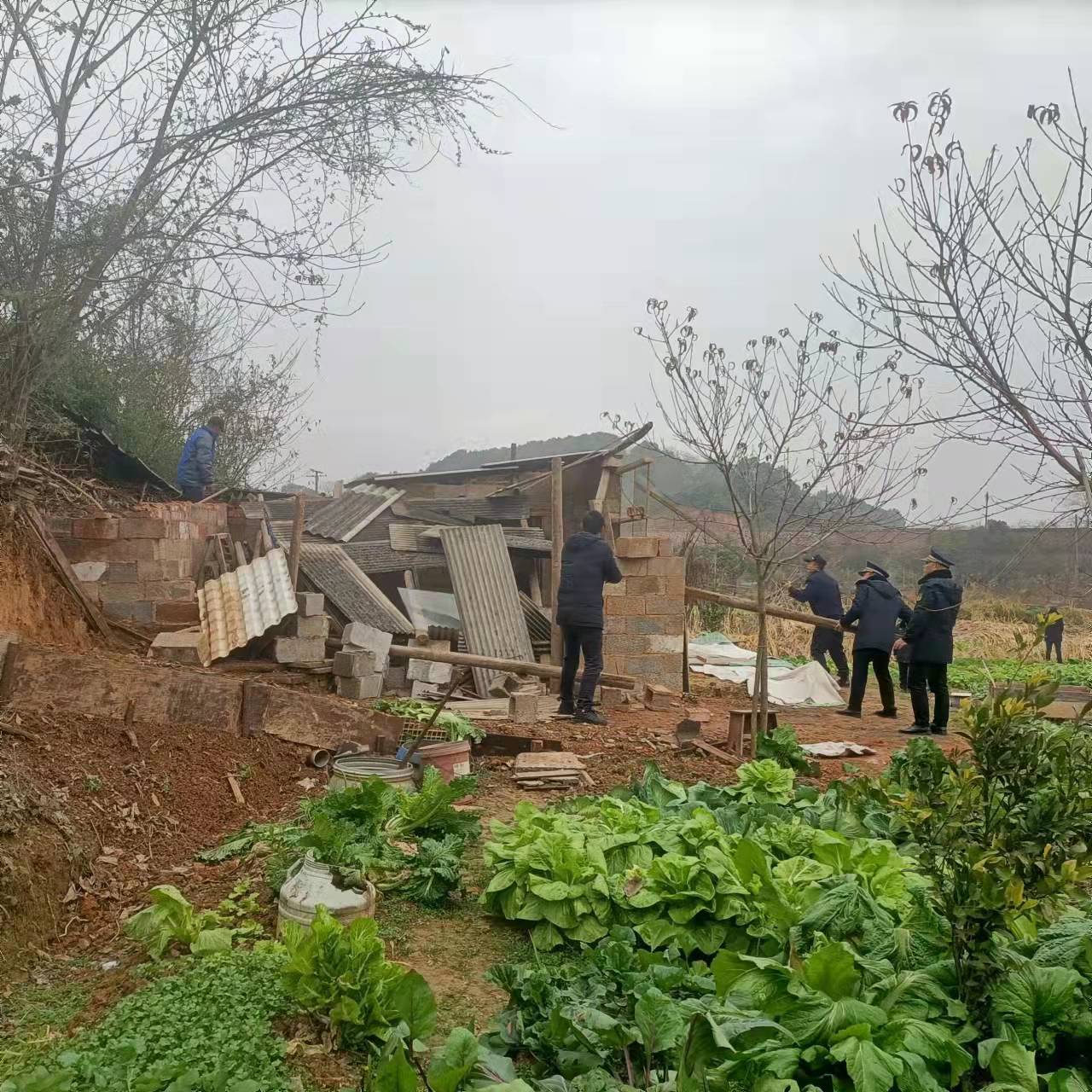 零容忍！昭山鎮(zhèn)對一處違建房屋進行拆除