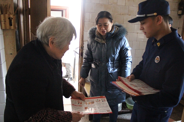 岳塘消防緊盯弱勢群體開展消防安全“敲門行動”