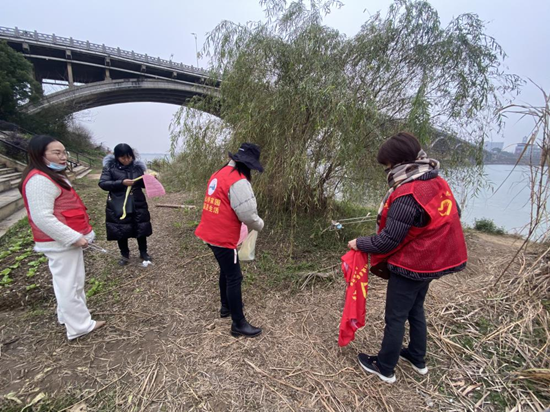 建設(shè)路街道開展志愿凈灘活動(dòng)