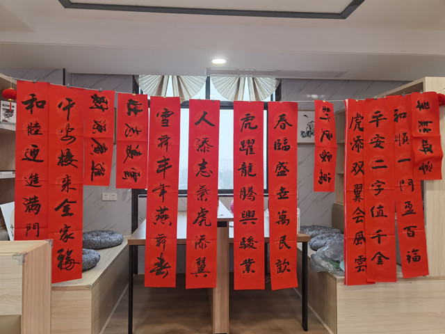 岳塘區(qū)檢察院開展“迎新春、寫春聯(lián)、送祝?！被顒? />
                                        </a>
                                                                        <div   id=