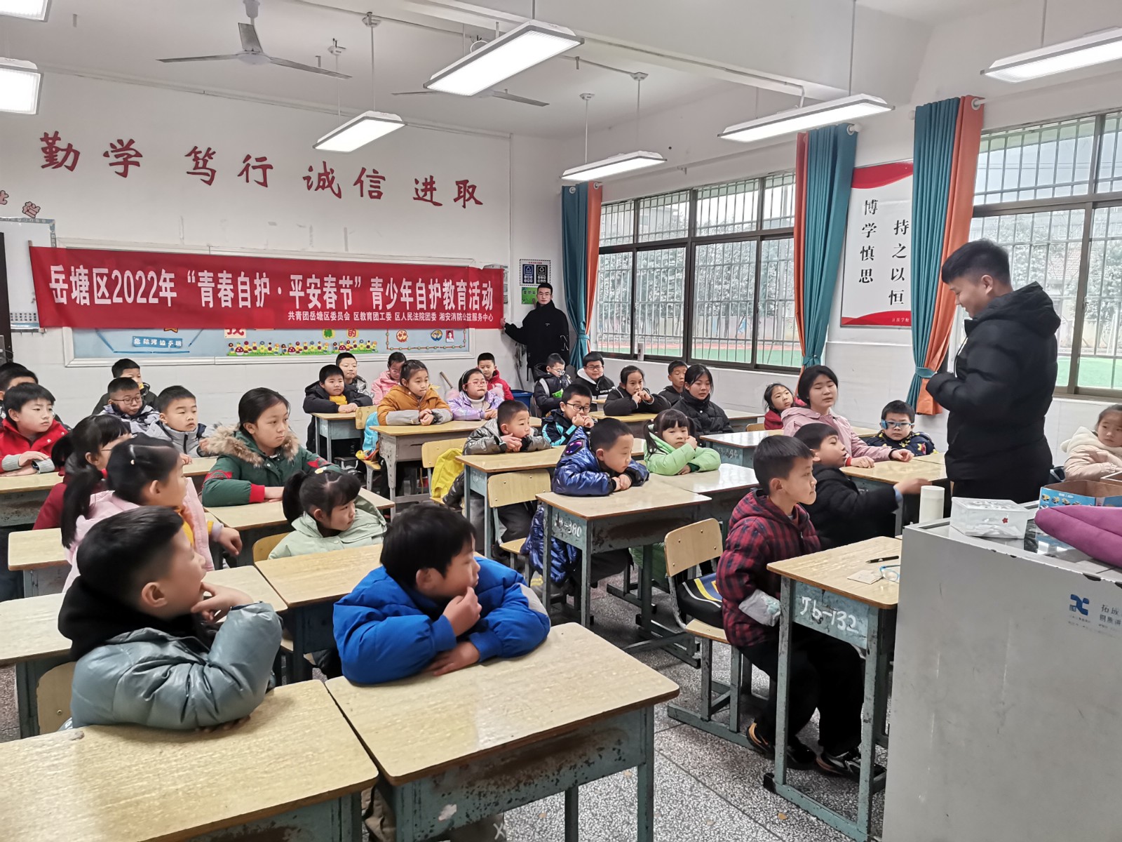 共青团岳塘区委组织开展青少年自护教育活动