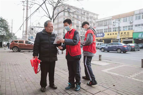 助力新冠疫苗接種工作 三角坪社區(qū)開展青少年志愿宣傳服務