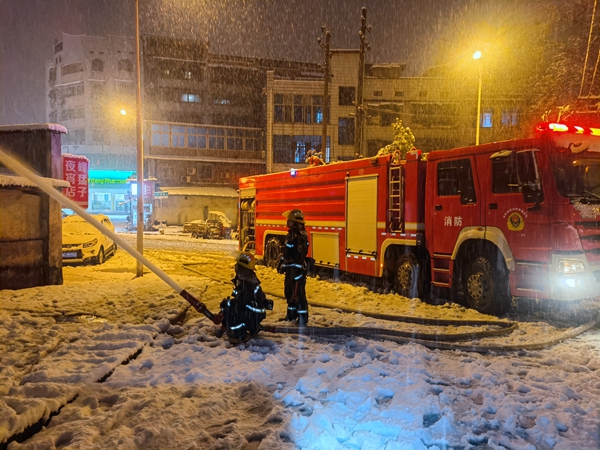 岳塘消防：“藍(lán)朋友”掃雪除冰為人民