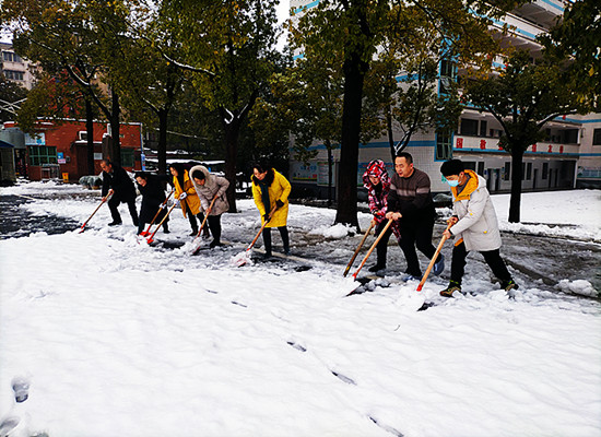 湘鋼三校教育集團：鏟雪清冰美校園 情暖鋼三保平安