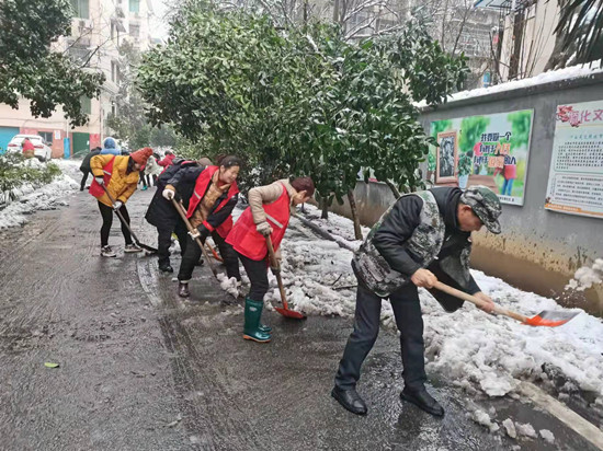 菊花塘社區(qū)：天降暴雪出行難 退役軍人急行動