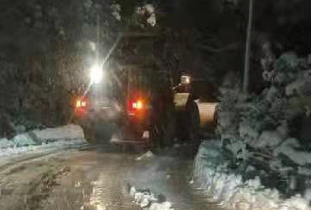 荷塘街道各村社連夜除雪 確保群眾出行暢通