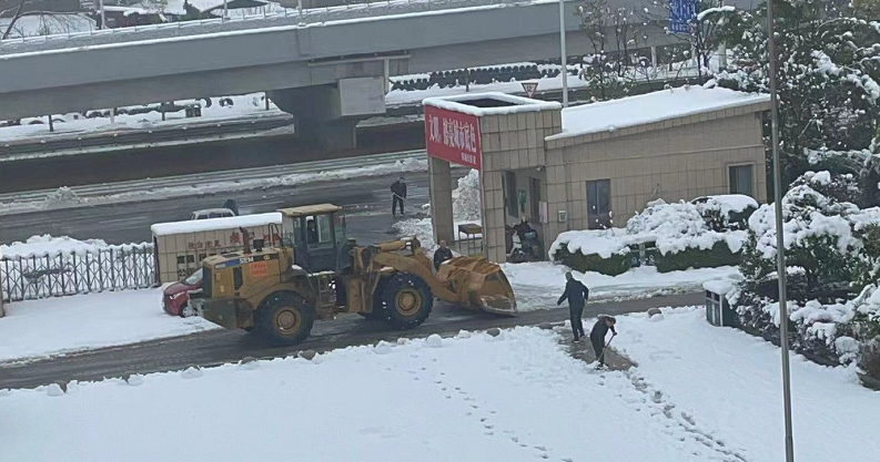 人力物力雙管齊下除積雪  荷塘街道及時(shí)暢通便民服務(wù)路