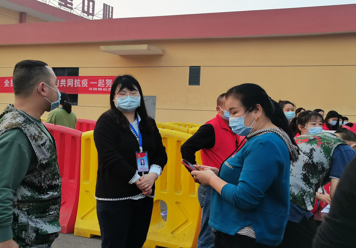 書院路街道退役軍人志愿者助力城市星座小區(qū)核酸檢測