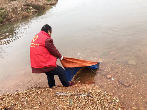 學(xué)衛(wèi)社區(qū)組織黨員志愿者開展河道保潔行動