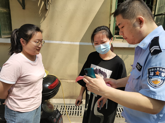 霞光社區(qū)開展樓道禁止停放電動車宣傳活動