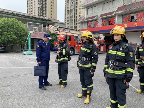 市消防救援支隊作戰(zhàn)訓練安全專班深入書院路消防救援站檢查指導