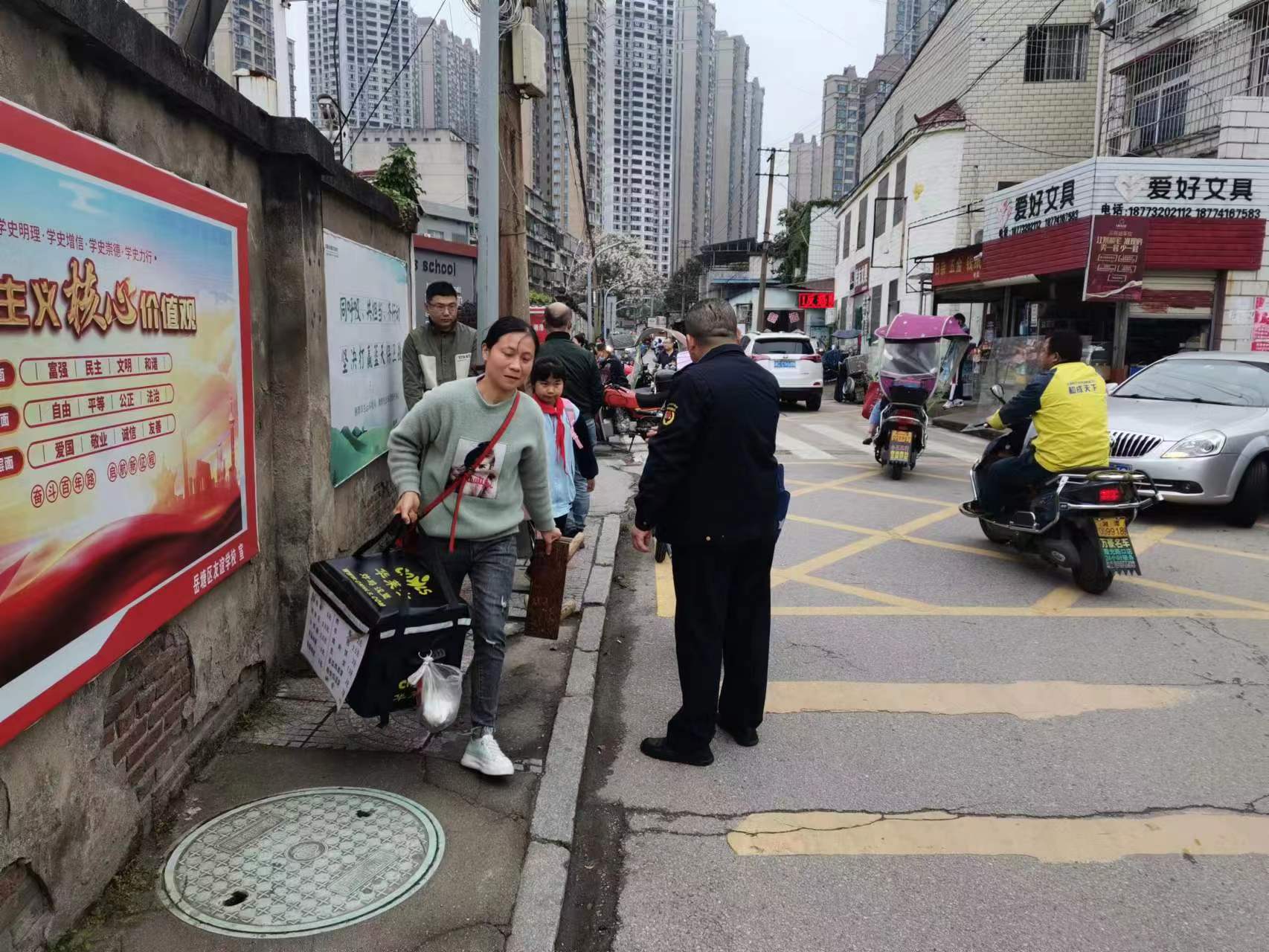 書院路街道開展市容環(huán)境專項整治行動