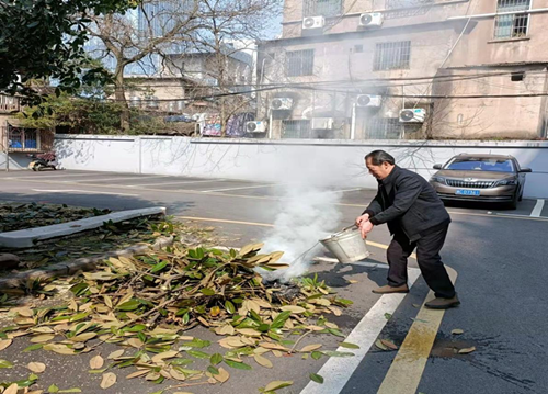 三角坪社區(qū)加強藍天保衛(wèi)戰(zhàn)日常巡查管控