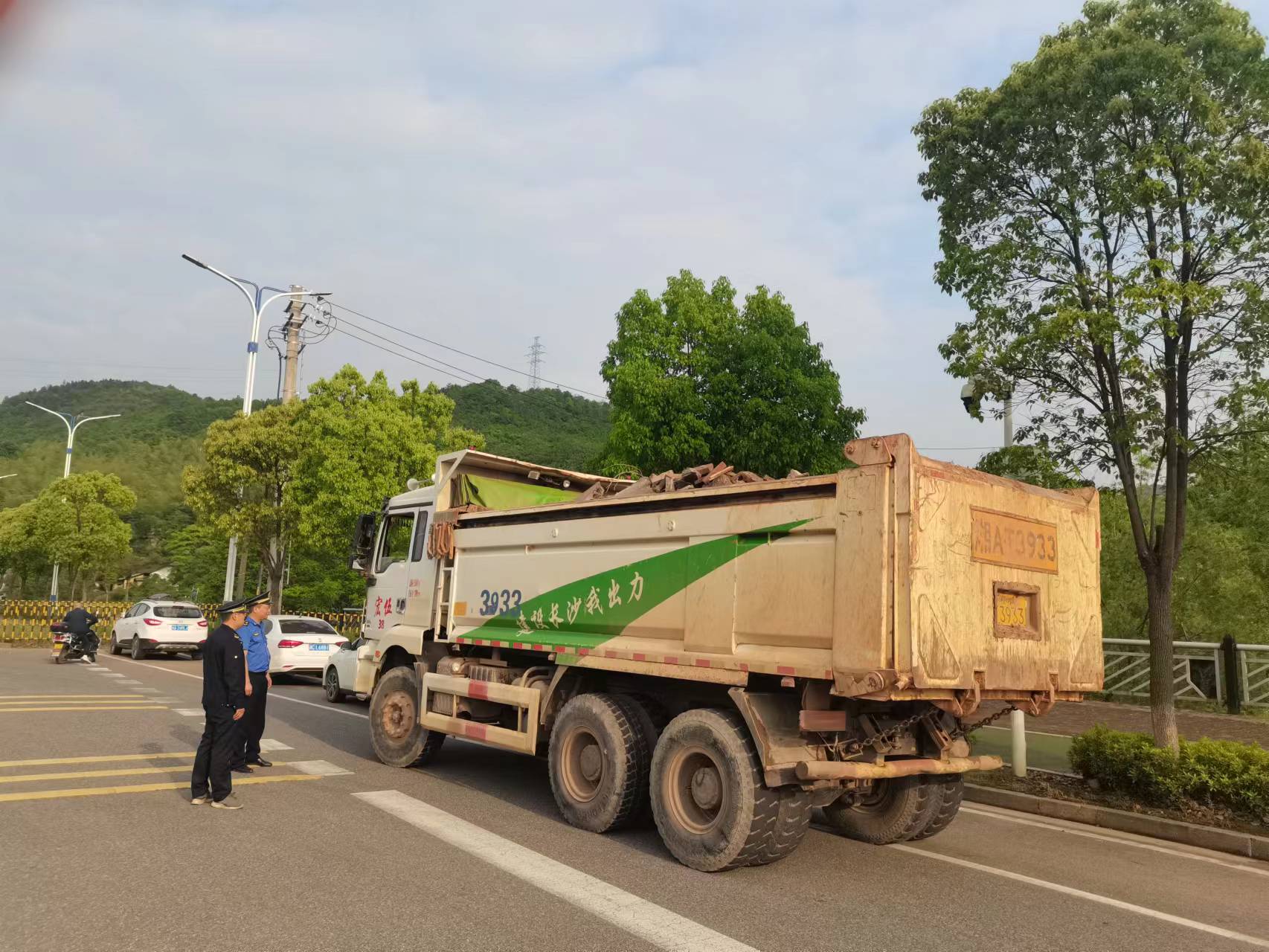 岳塘區(qū)城市管理和綜合執(zhí)法局對未覆蓋運輸渣土車開罰單