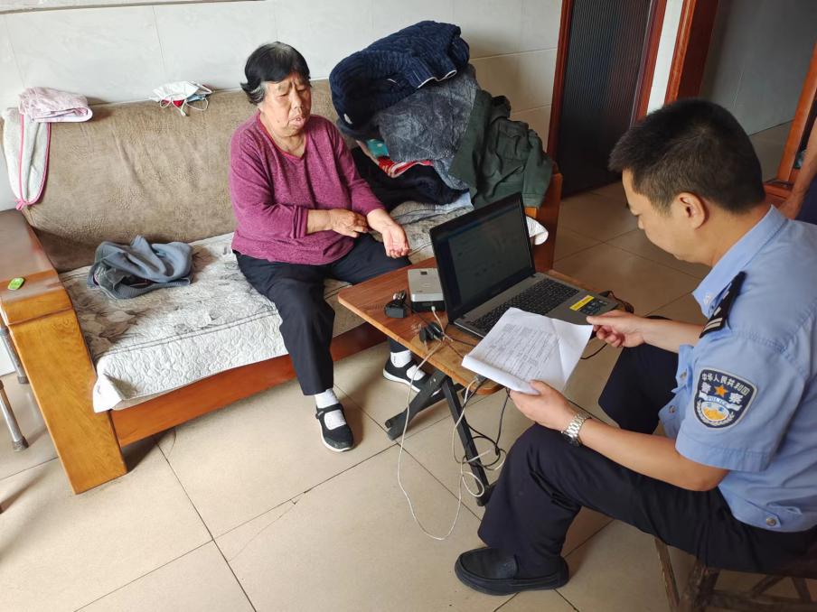 一門(mén)式暖人心 順江村聯(lián)合駐村民警為行動(dòng)不便老人上門(mén)采集指紋